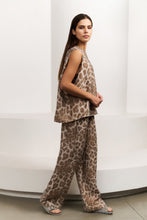 Load image into Gallery viewer, Yaya - Sleeveless top with leopard print and back buttons
