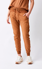 Load image into Gallery viewer, Suzy D - Ultimate Joggers in Pecan
