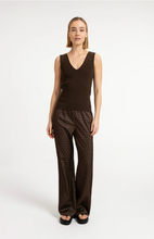 Load image into Gallery viewer, Yaya - Ribbed top with V-neck and shoulder details
